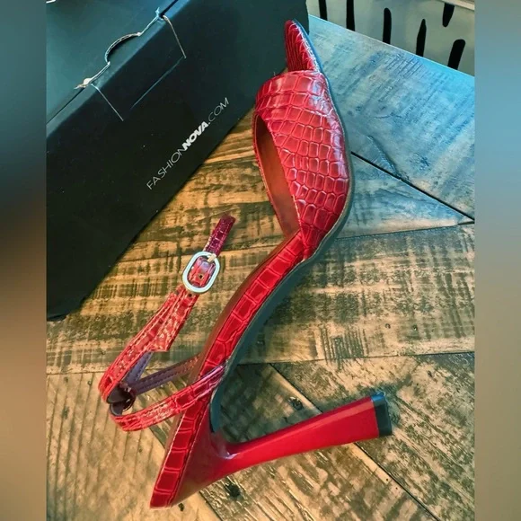 Seraphine Stiletto Heels from Fashion Nova - Burgundy 👠 - Picture 7 of 10